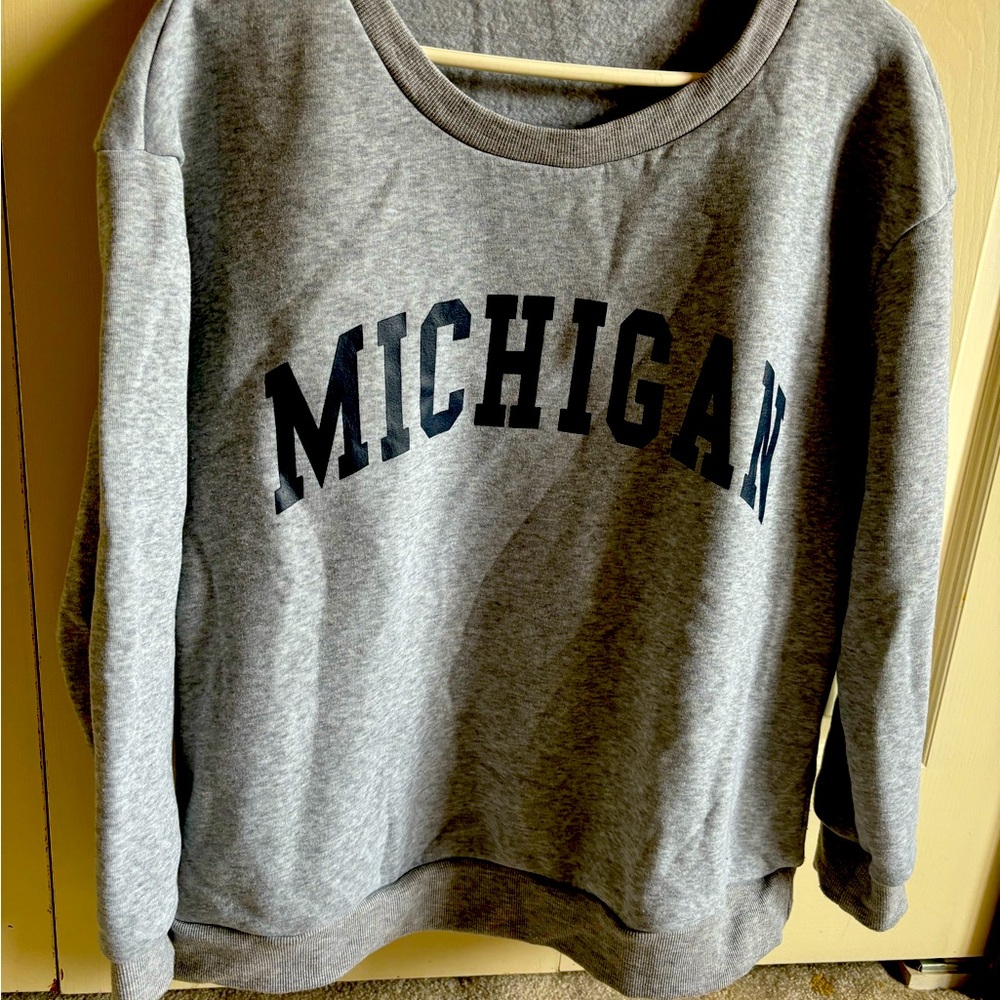 U of Michigan woman’s gray sweatshirt size 0XL fits like an XL
